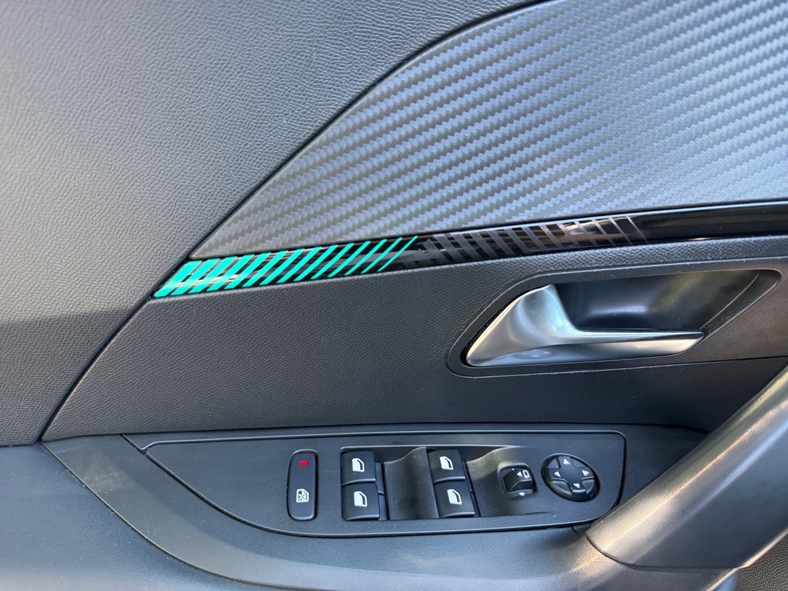 PEUGEOT 2008 BlueHDi 130 S&S EAT8 – Image 18